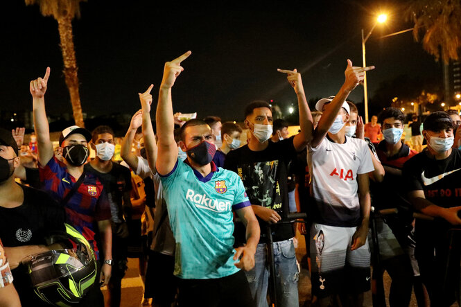 Fußballfans zeigen den Mittelfinger.