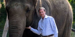 Zoodirektor Knieriem mit Elefanten.