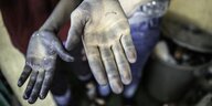 Hände von Kindern, die in der Jeansproduktion in der Türkei arbeiten sind blau gefärbt