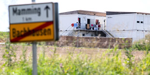 Wohncontainer vor einem Schild mit der Aufschrift Mamming