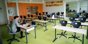 Lehrerin an der Comenius Grundschule in Oranienburg, sitzt in ihrem leeren Klassenzimmer