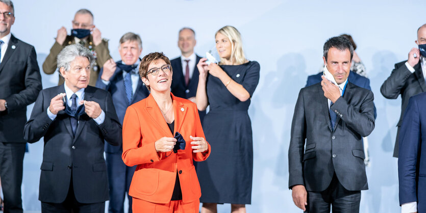 Verteidigunsministerin Kramp-Karrenbauer mit EU-KollegInnen.