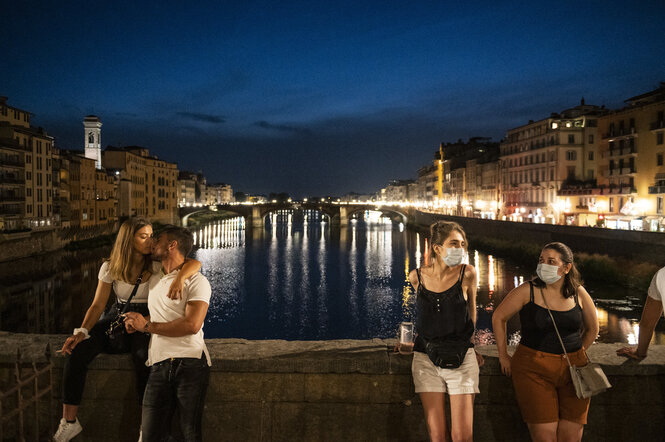 Straßenszene in Florenz bei Nacht