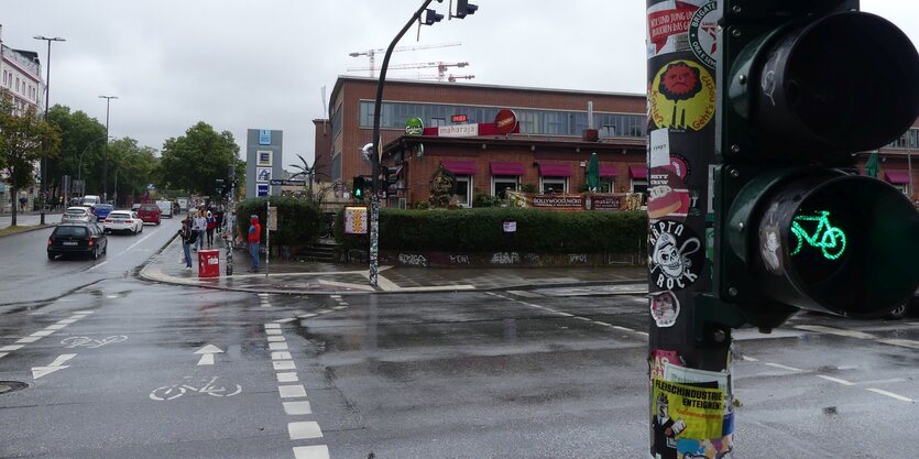 Straßenkreuzung vor einem flachen Backsteingebäude