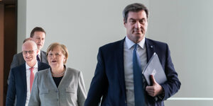 Bundeskanzlerin Angela Merkel (2.v.r., CDU) kommt zusammen mit Olaf Scholz (l, SPD), Bundesfinanzminister, Markus Söder (r, CSU), Ministerpräsident von Bayern, und Peter Tschentscher (M, SPD), Erster Bürgermeister von Hamburg zu einer Pressekonferenz im B