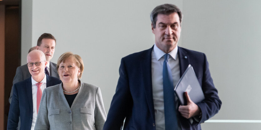 Bundeskanzlerin Angela Merkel (2.v.r., CDU) kommt zusammen mit Olaf Scholz (l, SPD), Bundesfinanzminister, Markus Söder (r, CSU), Ministerpräsident von Bayern, und Peter Tschentscher (M, SPD), Erster Bürgermeister von Hamburg zu einer Pressekonferenz im B