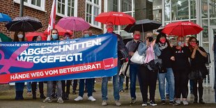 Protestierende Gewerkschafter*innen mit Transparent