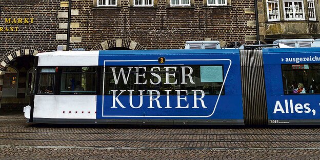 Eine Straßenbahn mit einer Weser-Kurier-Werbung.