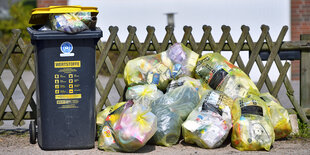 Plastikmüll in gelbem Sack und gelber Tonne