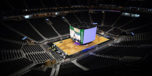 Ein leeres Basketball-Stadion