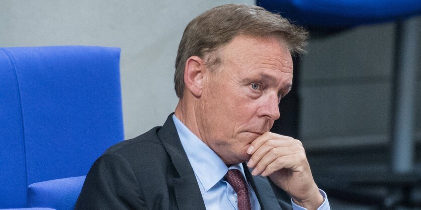 Oppermann stützt seine Hand am Kinn ab