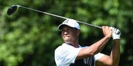 Tiger Woods im T-Shirt und Käppi mit einem Golfschläger in der Hand