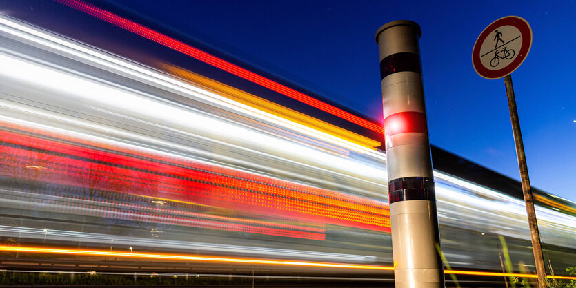 Verwischte Aufnahme des Verkehrs bei Nacht