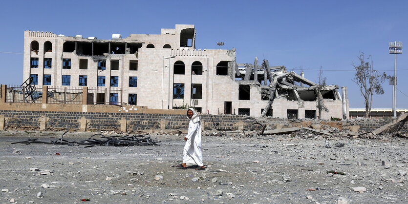 Ein durch einen Luftangriff zerstörtes Hotel in Sana'a, Jemen.