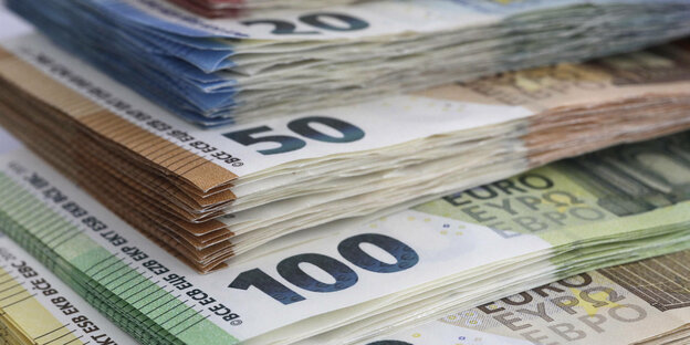 Euro-Banknoten liegen übereinander
