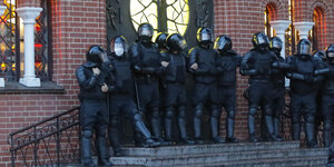 Polizisten stehen vor der Kirche und blockieren die Eingangstür