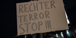 Menschen stehen mit einem Banner am hermannplatz