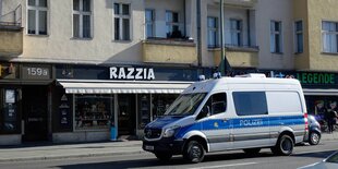 Polizeifahrzeug vor dem Geschäft Razzia