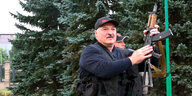 Präsident Lukaschenko mit Sturmgewehr