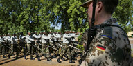 Ein Bundeswehrsoldat bei der Ausbildung malischer Soldaten