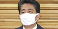 Shinzo Abe im Porträt, er trägt eine weiße Schutzmaske