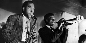 Charlie Parker und Miles Davis bei einem Konzert 1945
