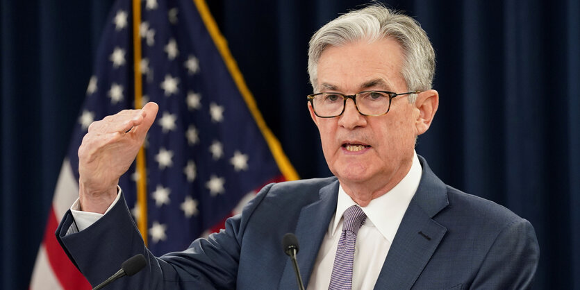 Fed-Chef Jerome Powell vor der amerikanischen Flagge