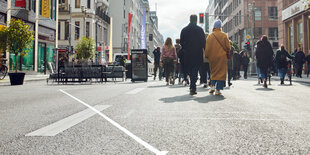 Fußgänger flanieren über die Friedrichstraße, von der ein Teil autofrei ist