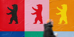 Das Bild zeigt das neue Berlin-Marketing-Logo eines schlicht und von der Seite gezeichneten Bären mehrfach in unterschiedlichen Farben.