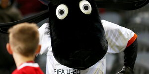 Ein schwarzes Schaft. Da Maskottchen der U-20 Fußball Weltmeisterschaft in Neuseeland.