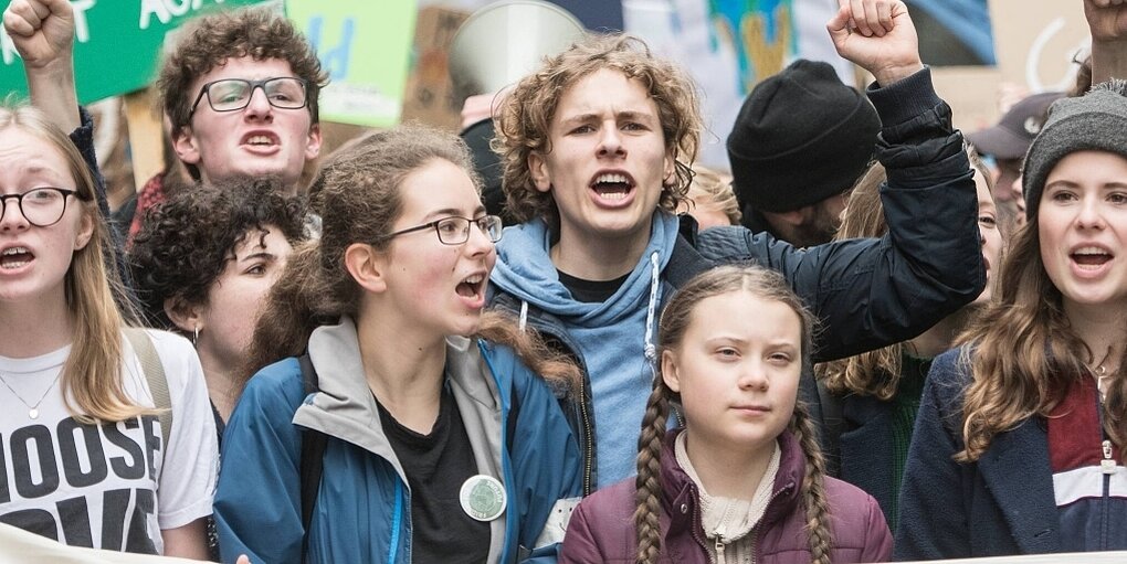 Eine Gruppe von Fridays-For-Futre-Demonstranten und Demonstrantinnen