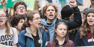 Eine Gruppe von Fridays-For-Futre-Demonstranten und Demonstrantinnen