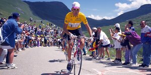 Radprofi Ullrich beim Anstieg in den Bergen vor vielen Zuschauern am Straßenrand