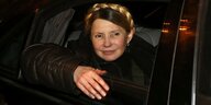 Julia Timoschenko mit geflochtenem Haarktranz blickt aus einem Autofenster