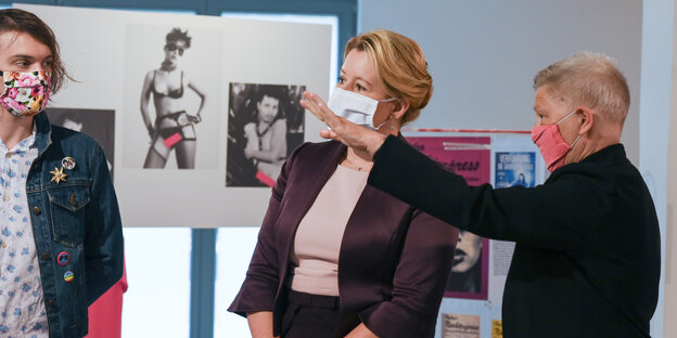 Drei Frauen mit Mundschutz vor einer Ausstellungswand