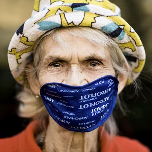 Frau mit Mundschutz Frau mit Mundschutz
