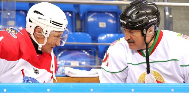 Putin und Lukaschenko beim Eishockey