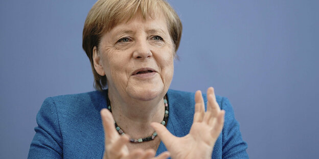 Angela Merkel gestikuliert
