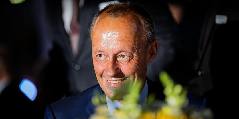 Friedrich Merz lacht