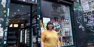 Esra Simsek vor ihrem Kiosk in der Hamburger Sternschanze
