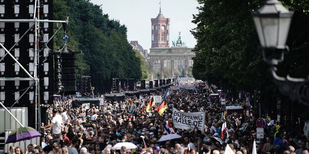 Große Menschenmenge auf der Straße des 17. Juni, im Hintergrund das Brandenburger Tor und das Rote Rathaus