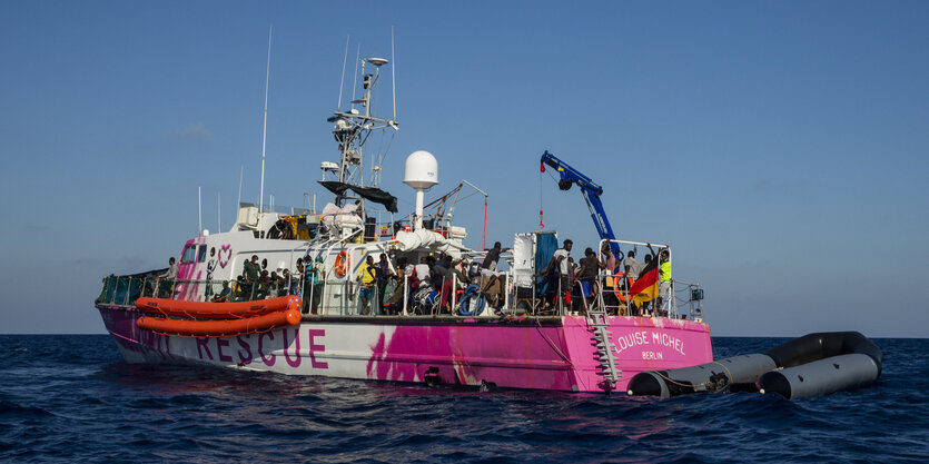 Das Schiff "Louise Michel" auf dem Meer