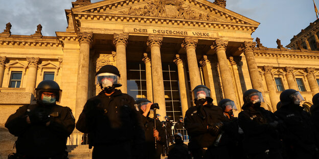 Polizisten mit Helmen vor dem Reichstagsgebäude
