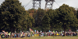 Demonstrant:innen vor Abraumbaggern