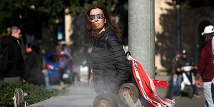 Eine Frau mit libanesischer Flagge und Sonnenbrille