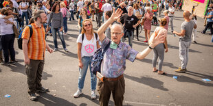 Eine Menschenmenge protestiert