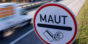 Schild mit Aufschrift Maut an Autobahn