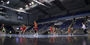 Handball-Bundesligist Magdeburg und der dänische Erstligist Gudme spielen vor nahezu leeren Rängen in der Getec-Arena.