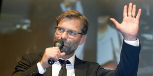 Jürgen Klopp winkt