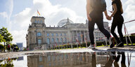 Zwei Spaziergänger vor dem Reichstagsgebäude